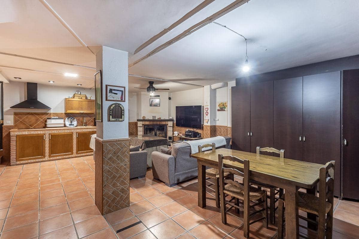 Casa de 3 habitaciones en Cúllar Vega en venta - 225.000 € (Ref: 9674524)