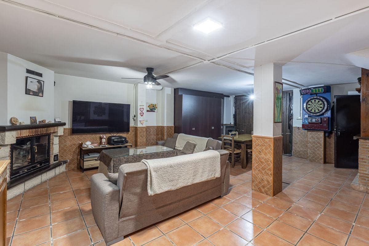 Casa de 3 habitaciones en Cúllar Vega en venta - 225.000 € (Ref: 9674524)