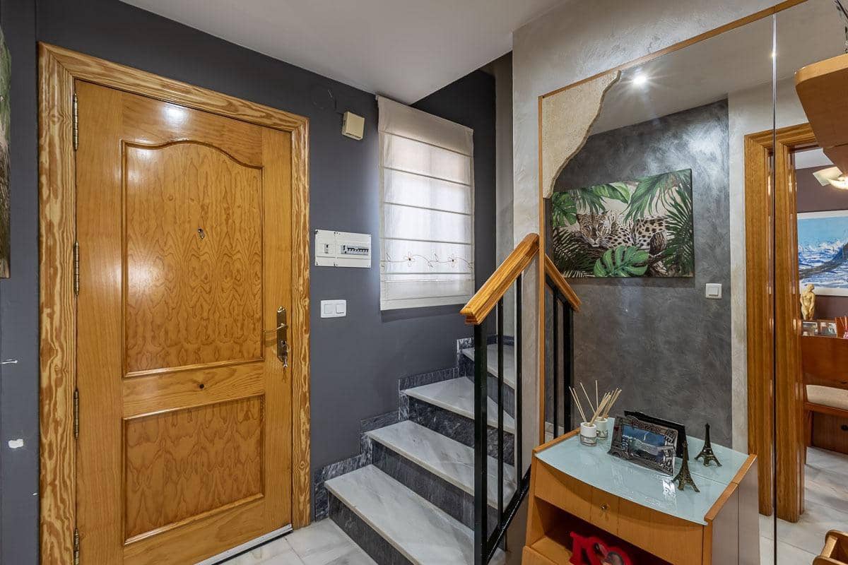 Casa de 3 habitaciones en Cúllar Vega en venta - 225.000 € (Ref: 9674524)