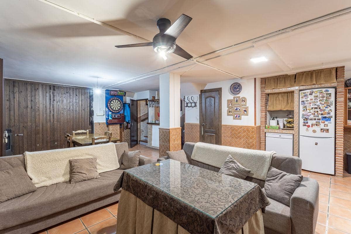 Casa de 3 habitaciones en Cúllar Vega en venta - 225.000 € (Ref: 9674524)