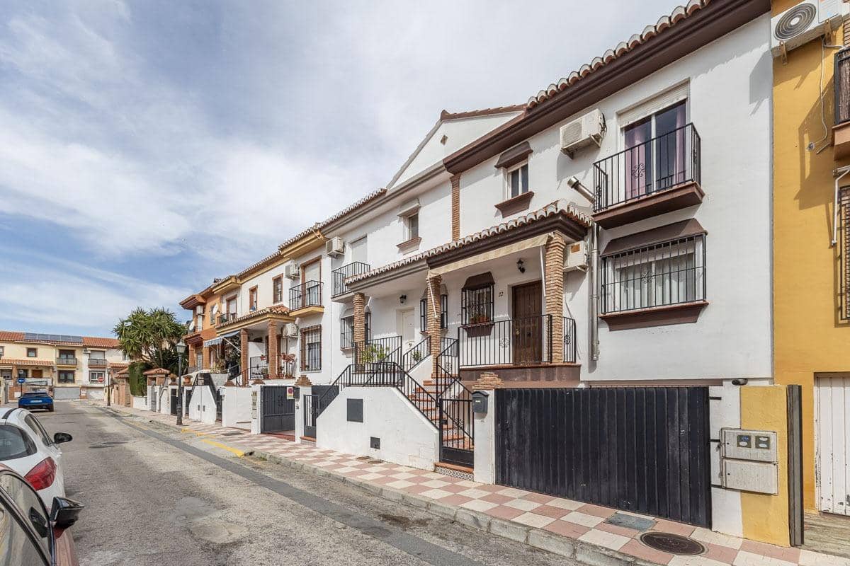 Casa de 3 habitaciones en Cúllar Vega en venta - 225.000 € (Ref: 9674524)