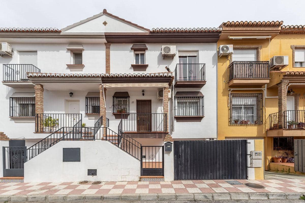 Casa de 3 habitaciones en Cúllar Vega en venta - 225.000 € (Ref: 9674524)