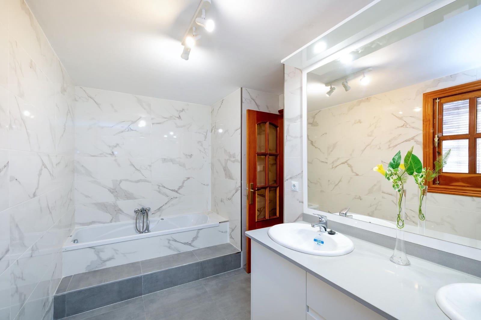 6 soveværelse Villa til salg i Granada by med swimmingpool - € 745.000 (Ref: 9677669)