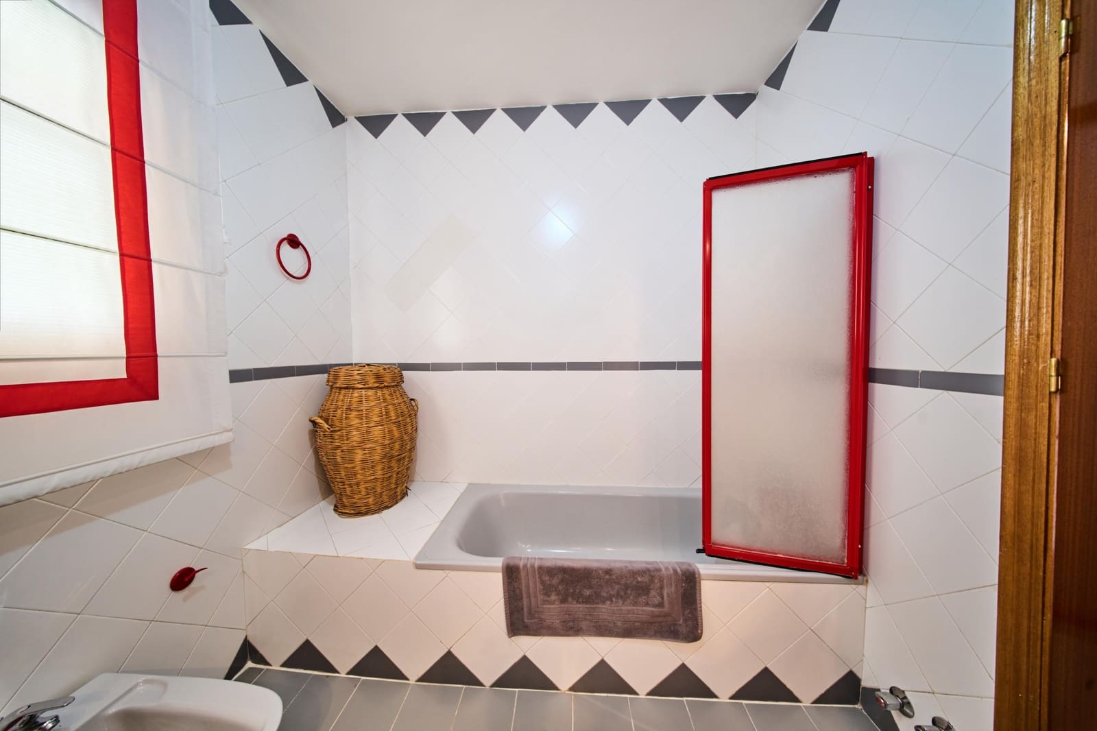 4 bedroom Villa for sale in Otura with pool - € 349,000 (Ref: 9677670)