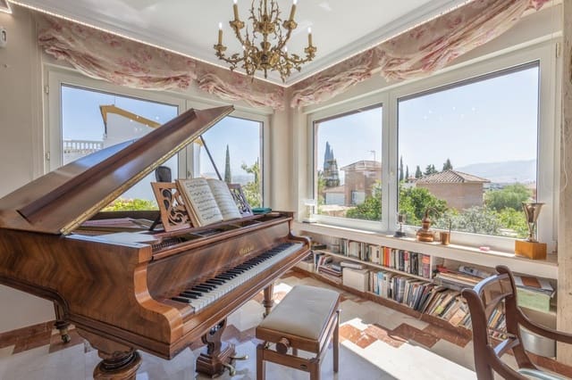 Chalet de 7 habitaciones en Las Gabias en venta con piscina garaje - 575.000 € (Ref: 9677677)