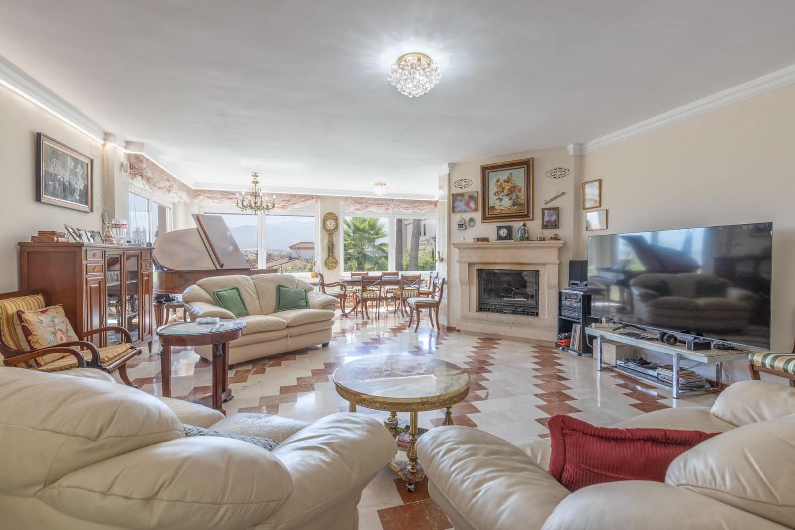 Chalet de 7 habitaciones en Las Gabias en venta con piscina garaje - 575.000 € (Ref: 9677677)