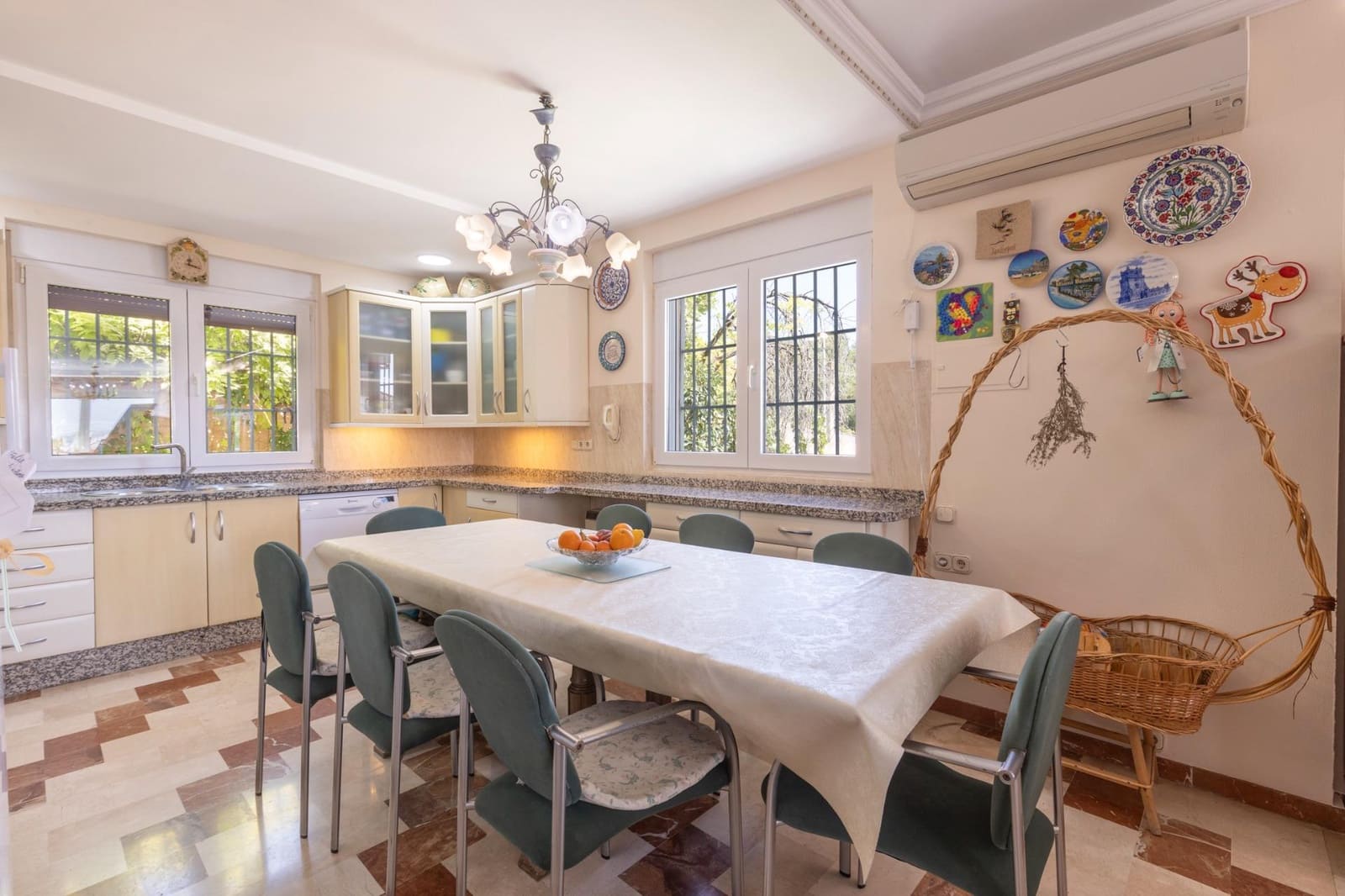 Chalet de 7 habitaciones en Las Gabias en venta con piscina garaje - 575.000 € (Ref: 9677677)