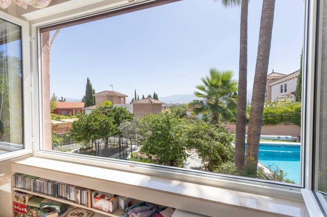 Chalet de 7 habitaciones en Las Gabias en venta con piscina garaje - 575.000 € (Ref: 9677677)