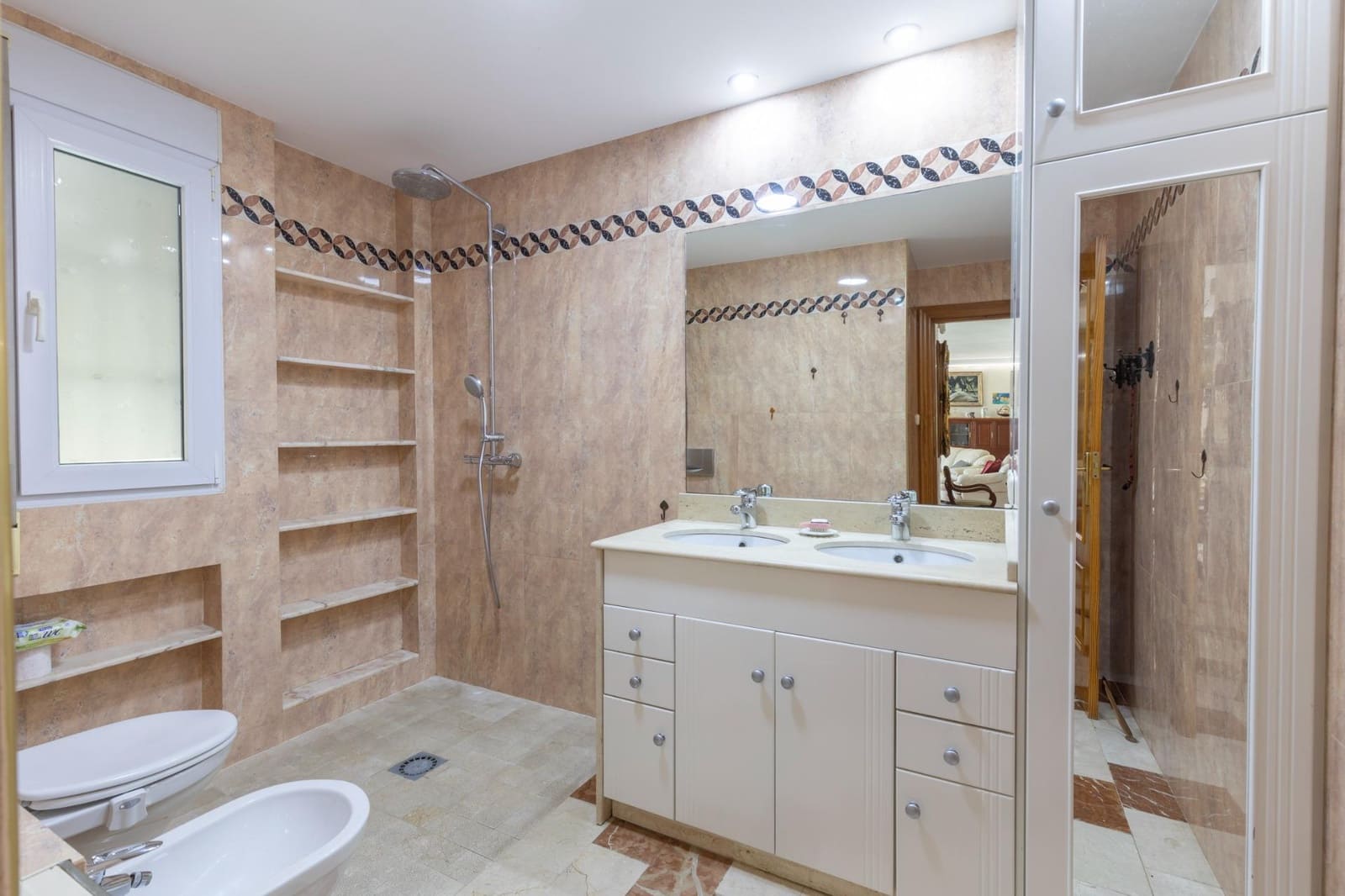 Chalet de 7 habitaciones en Las Gabias en venta con piscina garaje - 575.000 € (Ref: 9677677)