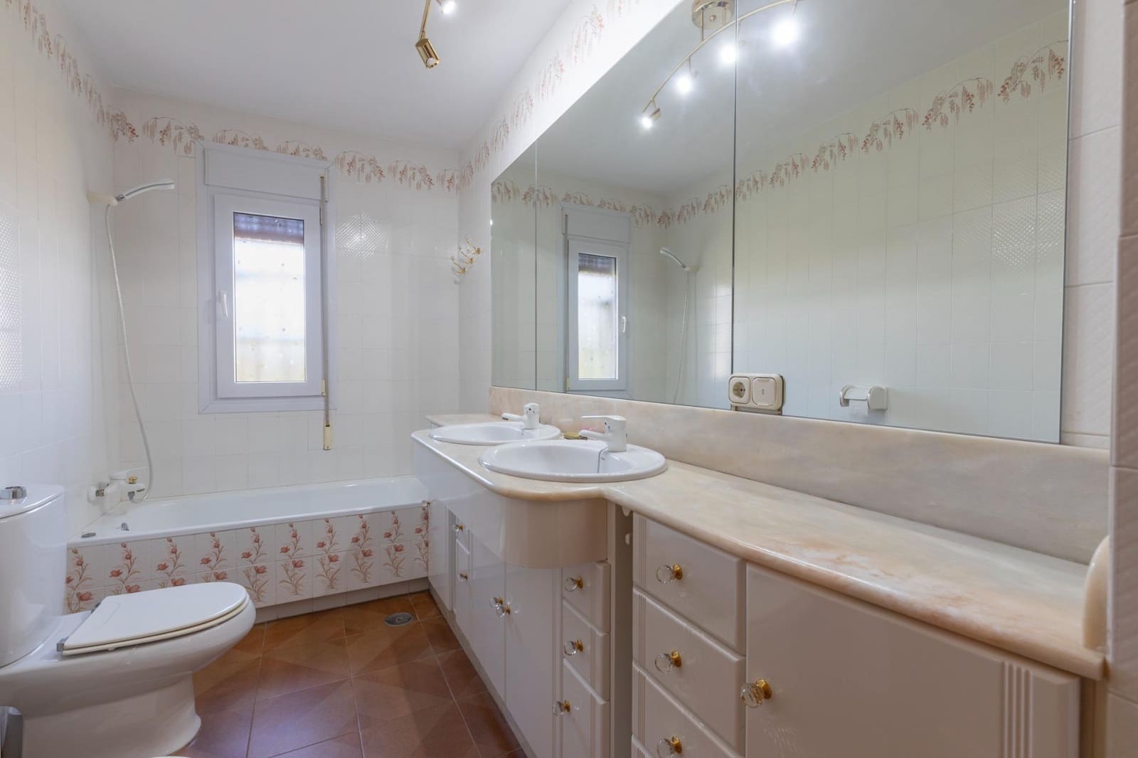 Chalet de 7 habitaciones en Las Gabias en venta con piscina garaje - 575.000 € (Ref: 9677677)