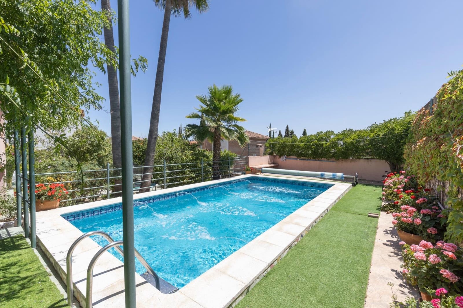 Chalet de 7 habitaciones en Las Gabias en venta con piscina garaje - 575.000 € (Ref: 9677677)