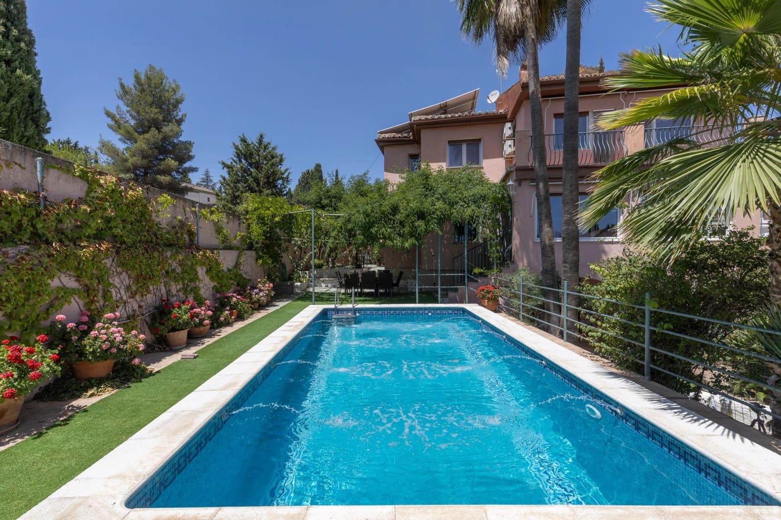 Chalet de 7 habitaciones en Las Gabias en venta con piscina garaje - 575.000 € (Ref: 9677677)