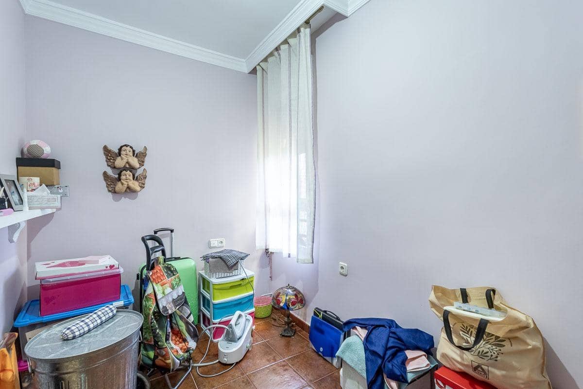 3 bedroom Flat for sale in Granada city - € 109,000 (Ref: 9691168)