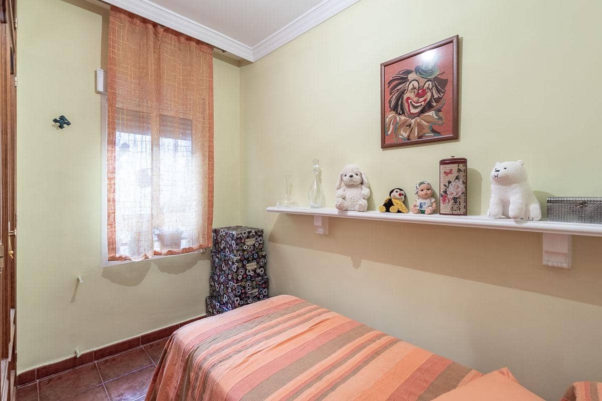 3 bedroom Flat for sale in Granada city - € 109,000 (Ref: 9691168)