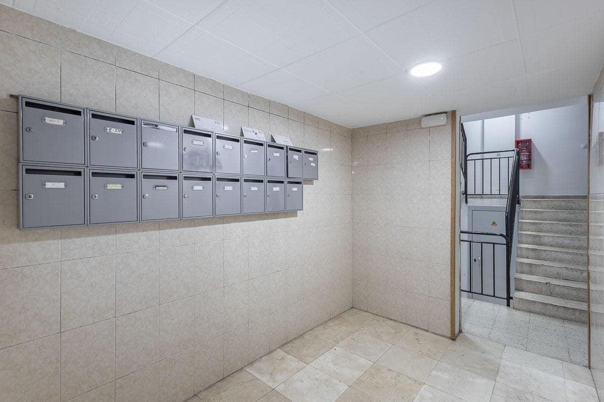 3 bedroom Flat for sale in Granada city - € 109,000 (Ref: 9691168)