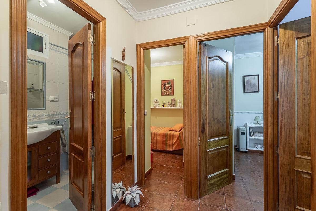 3 bedroom Flat for sale in Granada city - € 109,000 (Ref: 9691168)