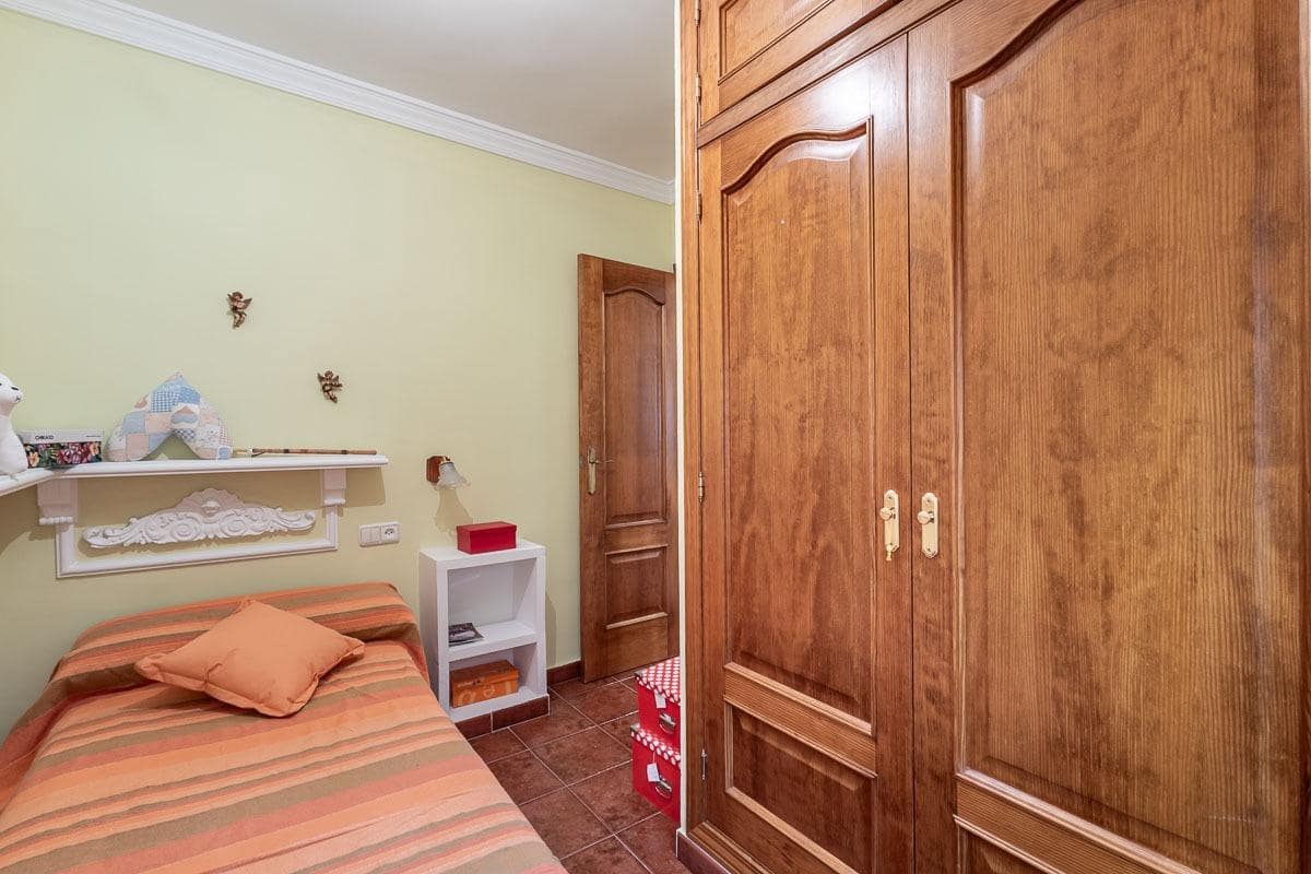 3 bedroom Flat for sale in Granada city - € 109,000 (Ref: 9691168)