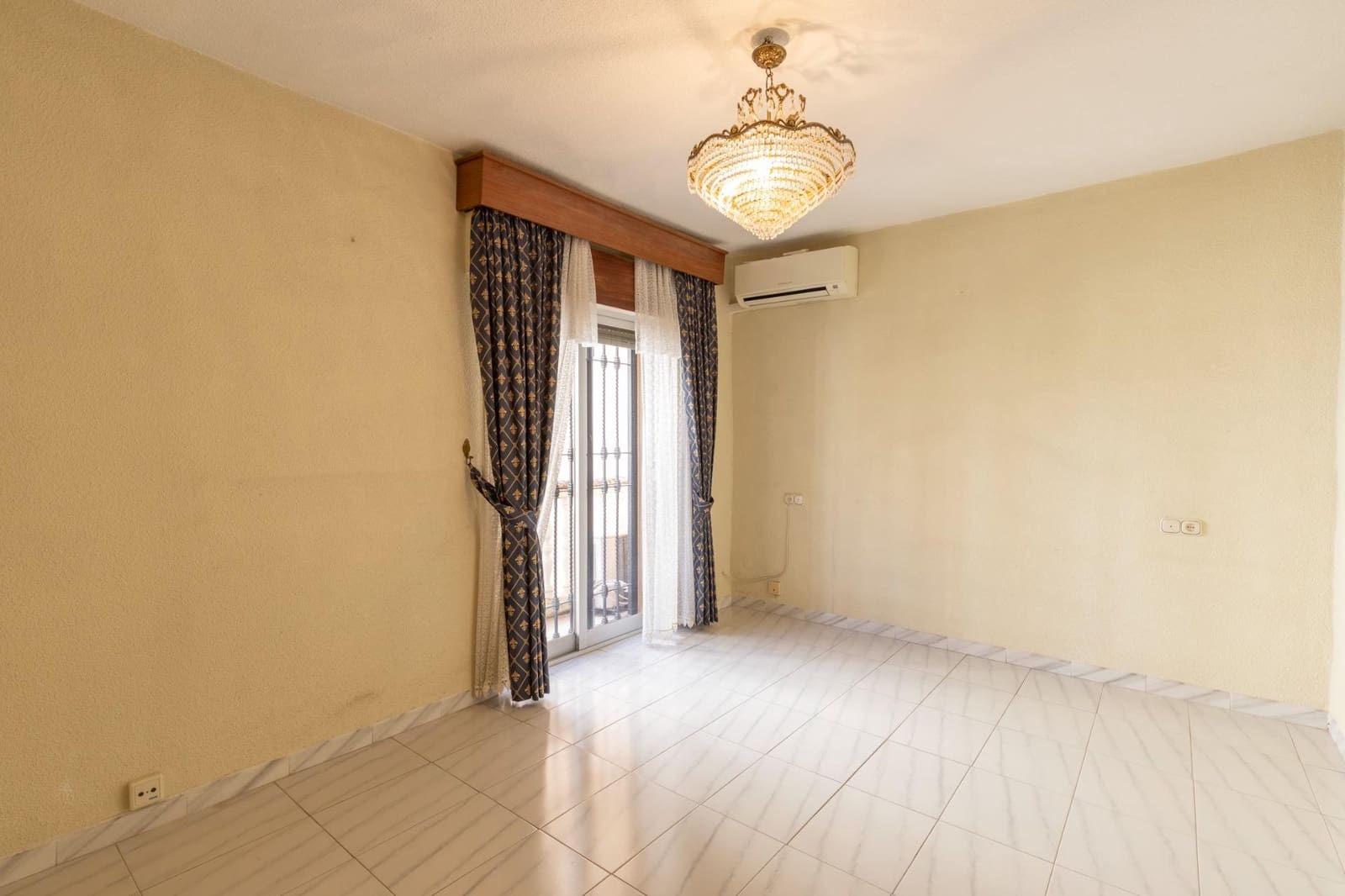 Chalet de 5 habitaciones en Granada ciudad en venta - 479.000 € (Ref: 9691171)