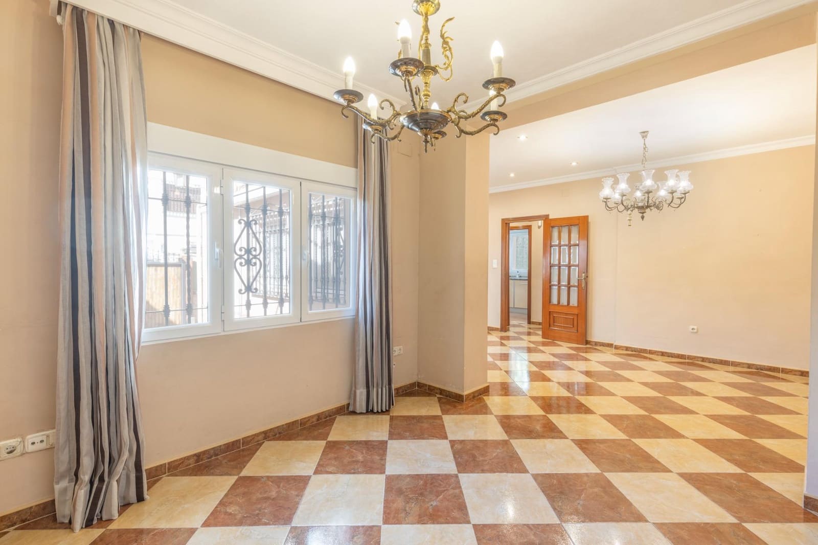 Chalet de 5 habitaciones en Granada ciudad en venta - 479.000 € (Ref: 9691171)