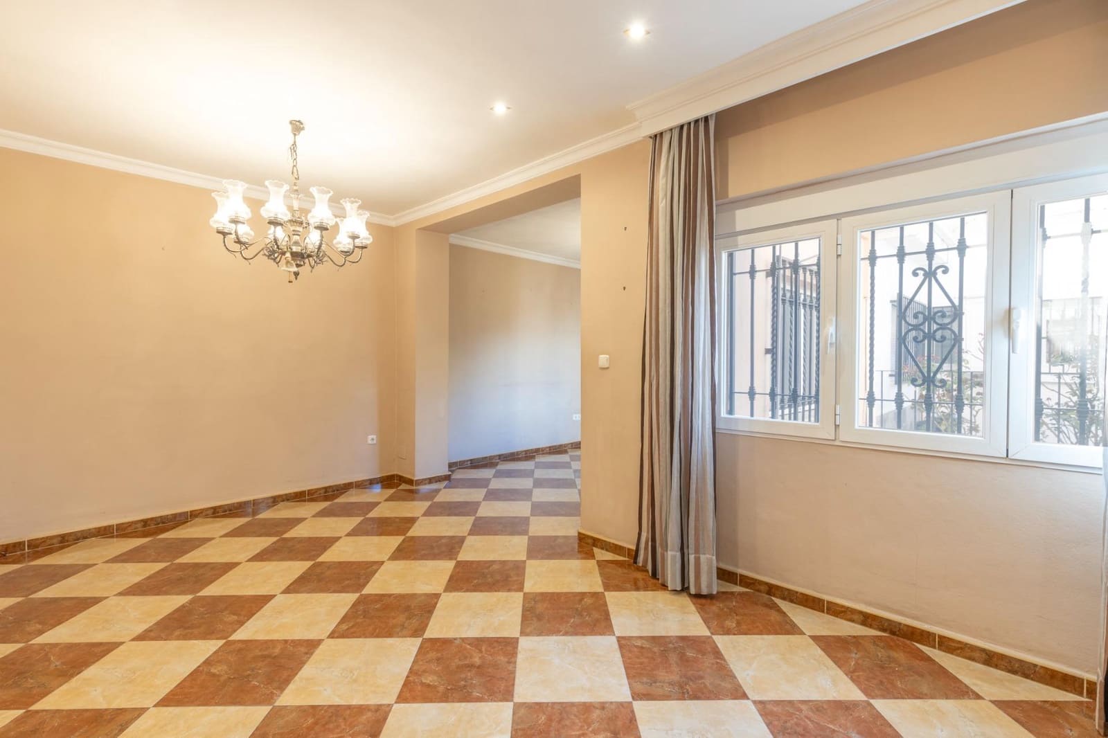 Chalet de 5 habitaciones en Granada ciudad en venta - 479.000 € (Ref: 9691171)