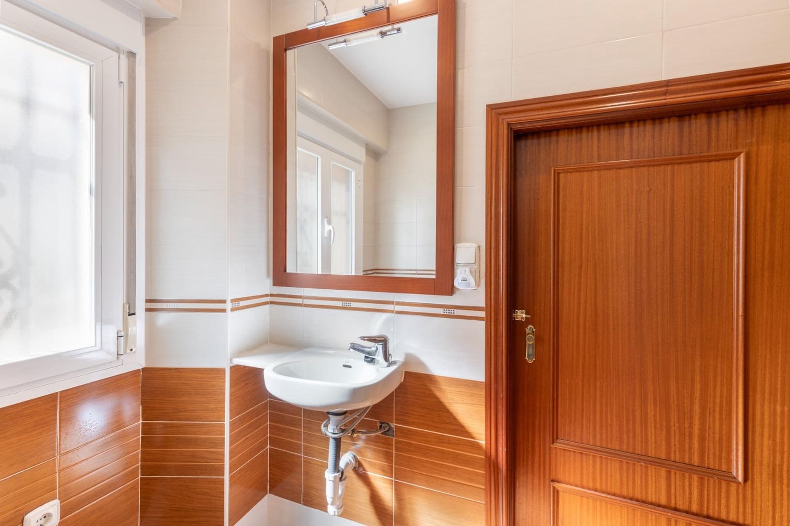 Chalet de 5 habitaciones en Granada ciudad en venta - 479.000 € (Ref: 9691171)