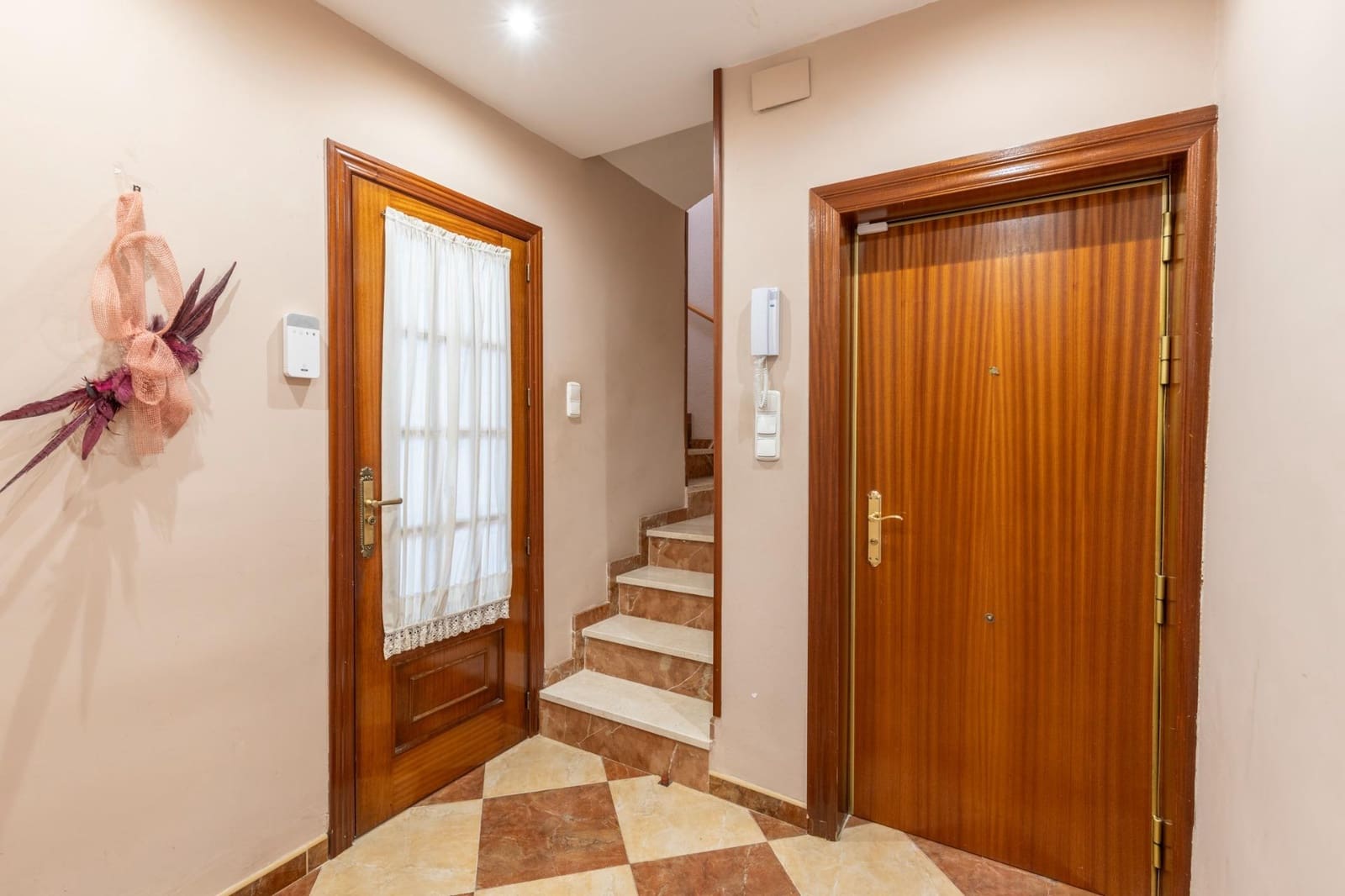 Chalet de 5 habitaciones en Granada ciudad en venta - 479.000 € (Ref: 9691171)