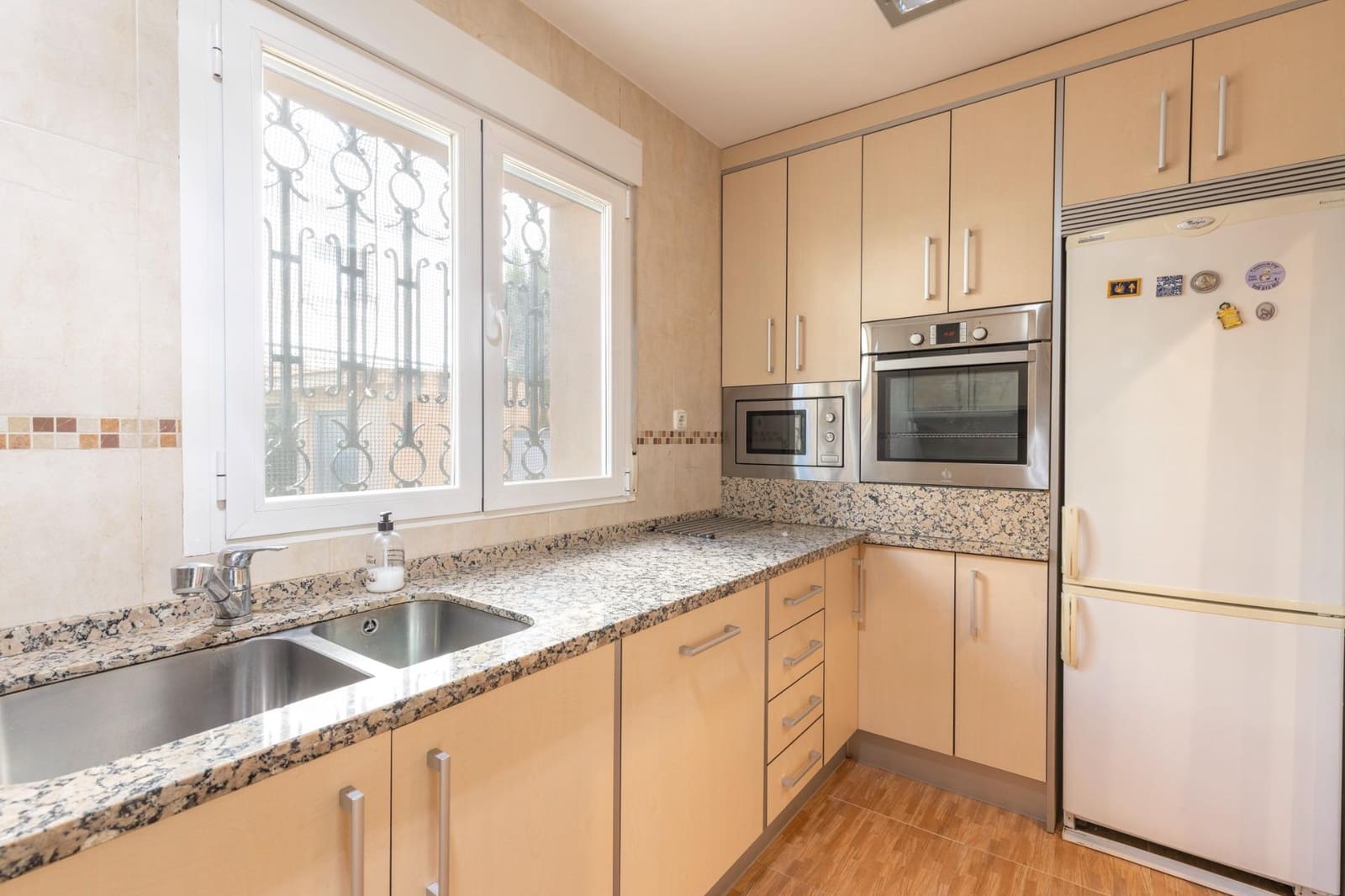 Chalet de 5 habitaciones en Granada ciudad en venta - 479.000 € (Ref: 9691171)