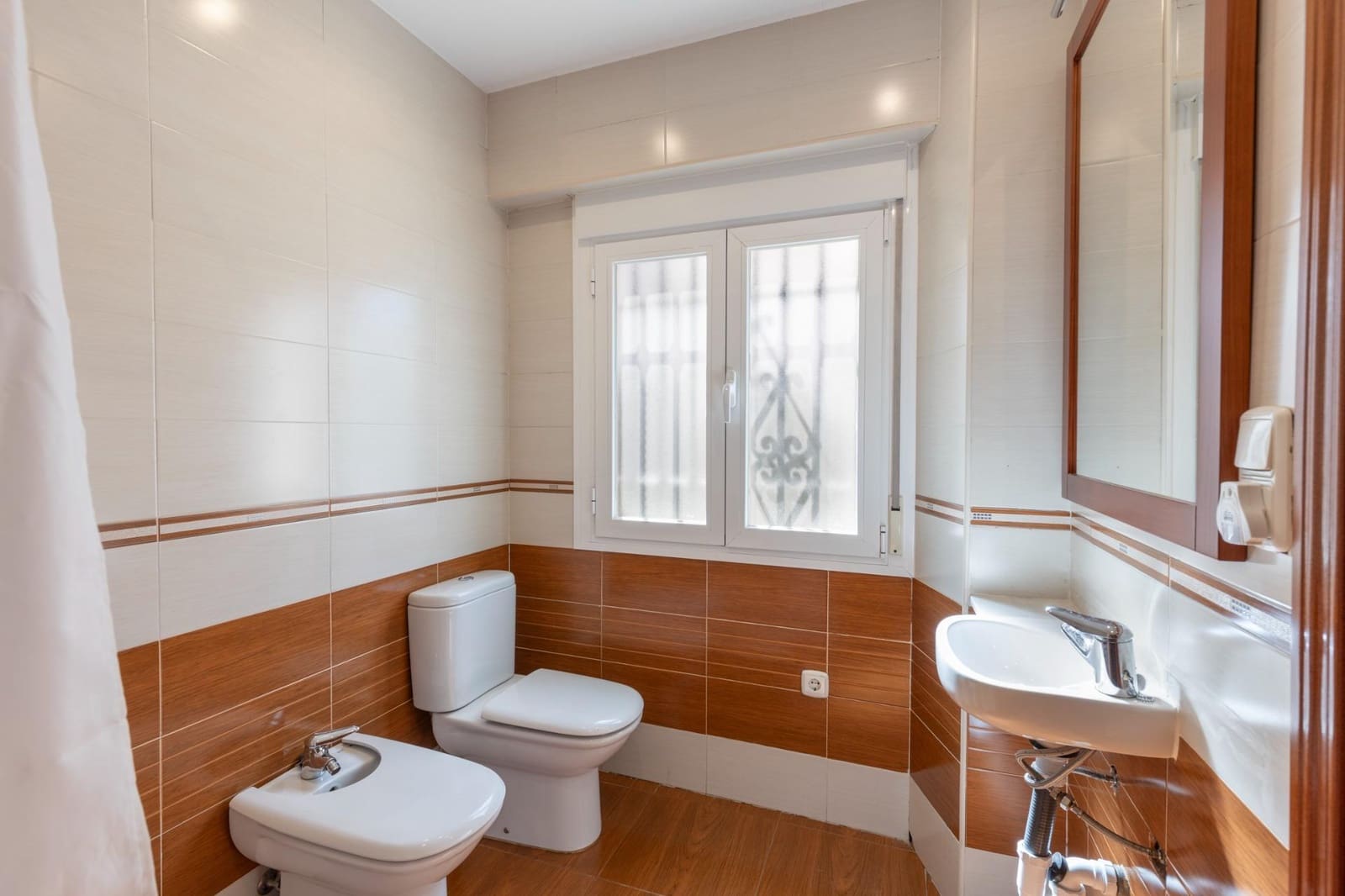 Chalet de 5 habitaciones en Granada ciudad en venta - 479.000 € (Ref: 9691171)