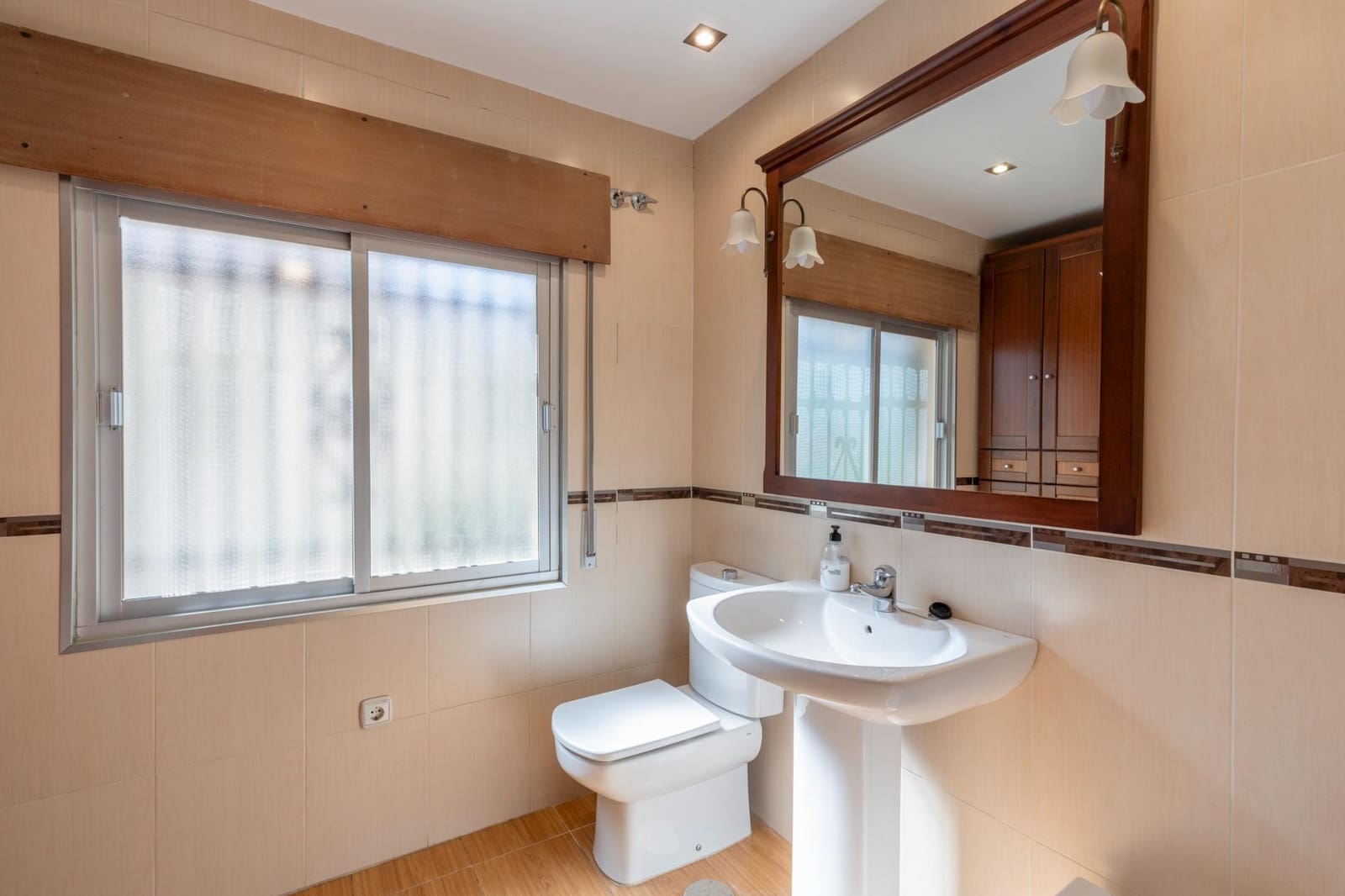 Chalet de 5 habitaciones en Granada ciudad en venta - 479.000 € (Ref: 9691171)