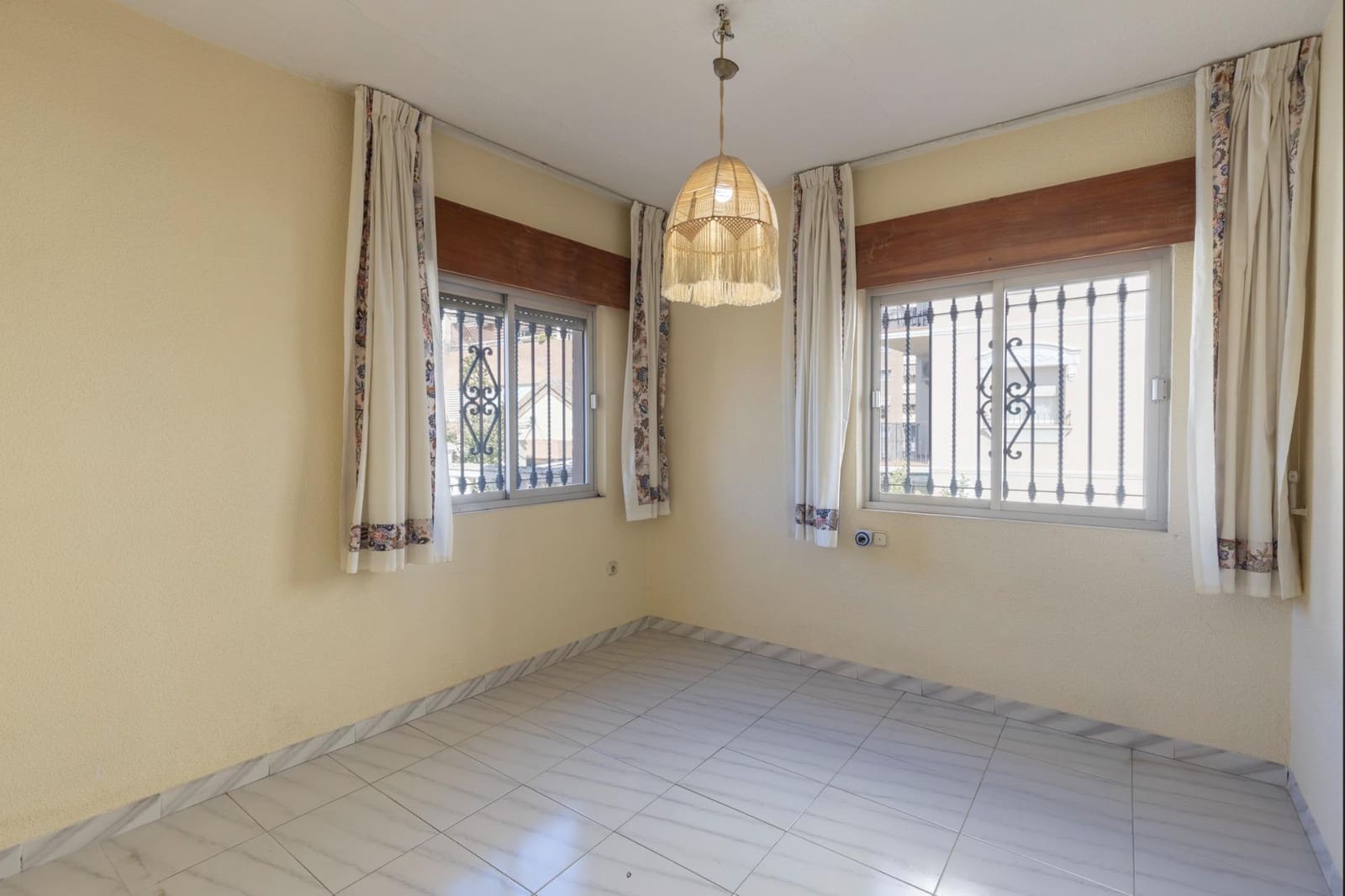 Chalet de 5 habitaciones en Granada ciudad en venta - 479.000 € (Ref: 9691171)