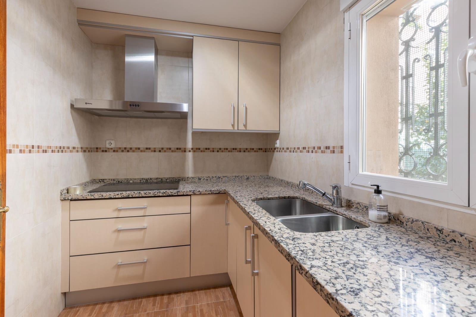 Chalet de 5 habitaciones en Granada ciudad en venta - 479.000 € (Ref: 9691171)