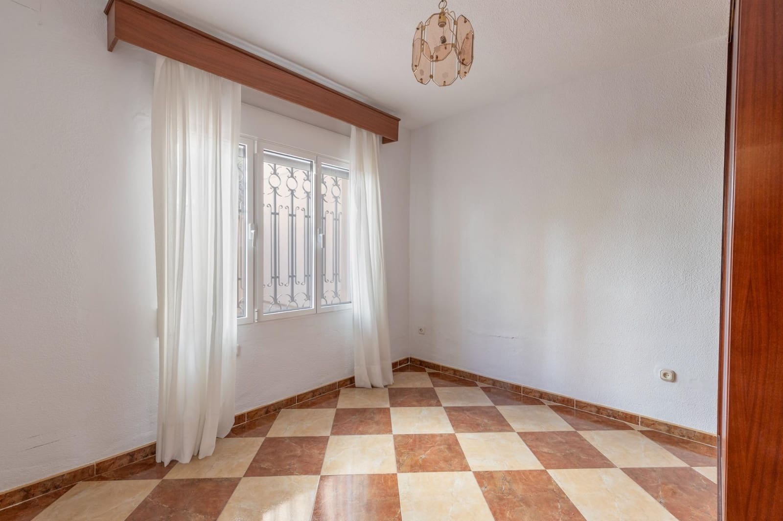 Chalet de 5 habitaciones en Granada ciudad en venta - 479.000 € (Ref: 9691171)