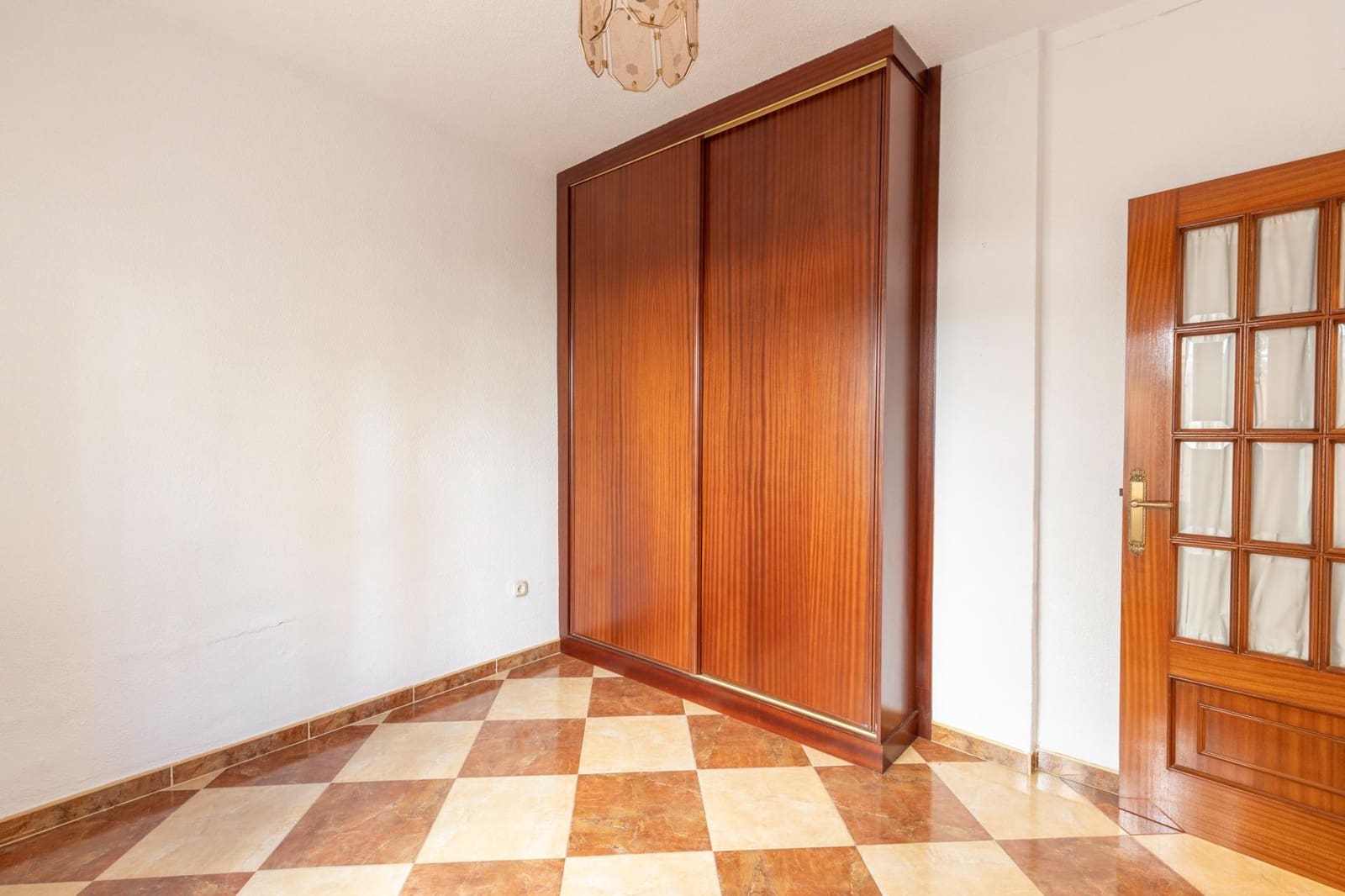 Chalet de 5 habitaciones en Granada ciudad en venta - 479.000 € (Ref: 9691171)