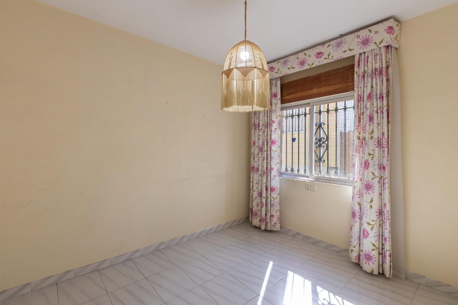 Chalet de 5 habitaciones en Granada ciudad en venta - 479.000 € (Ref: 9691171)