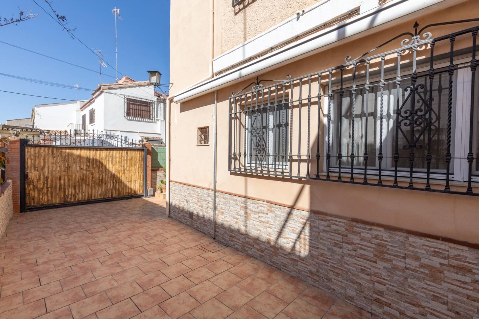 Chalet de 5 habitaciones en Granada ciudad en venta - 479.000 € (Ref: 9691171)