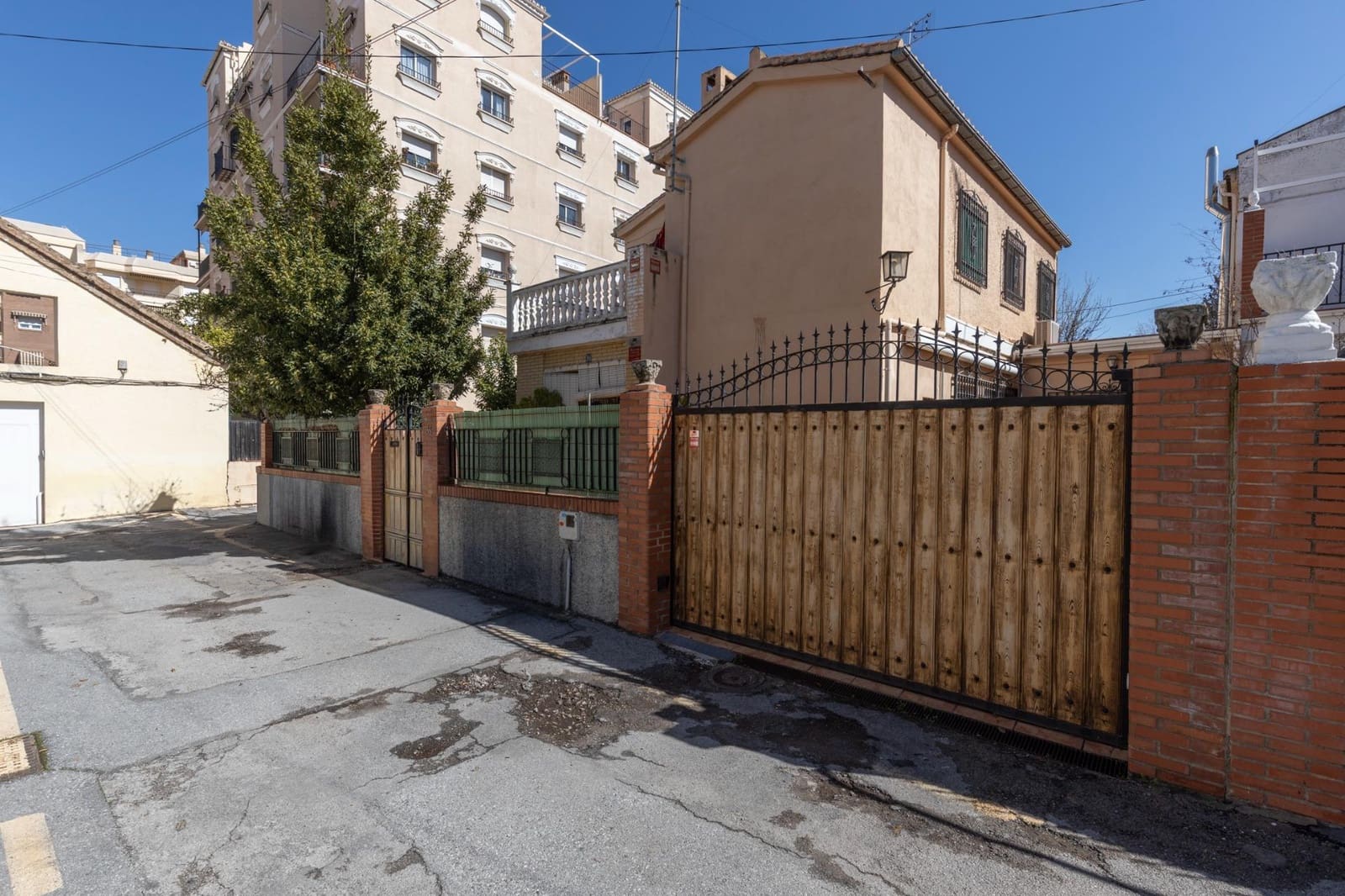 Chalet de 5 habitaciones en Granada ciudad en venta - 479.000 € (Ref: 9691171)