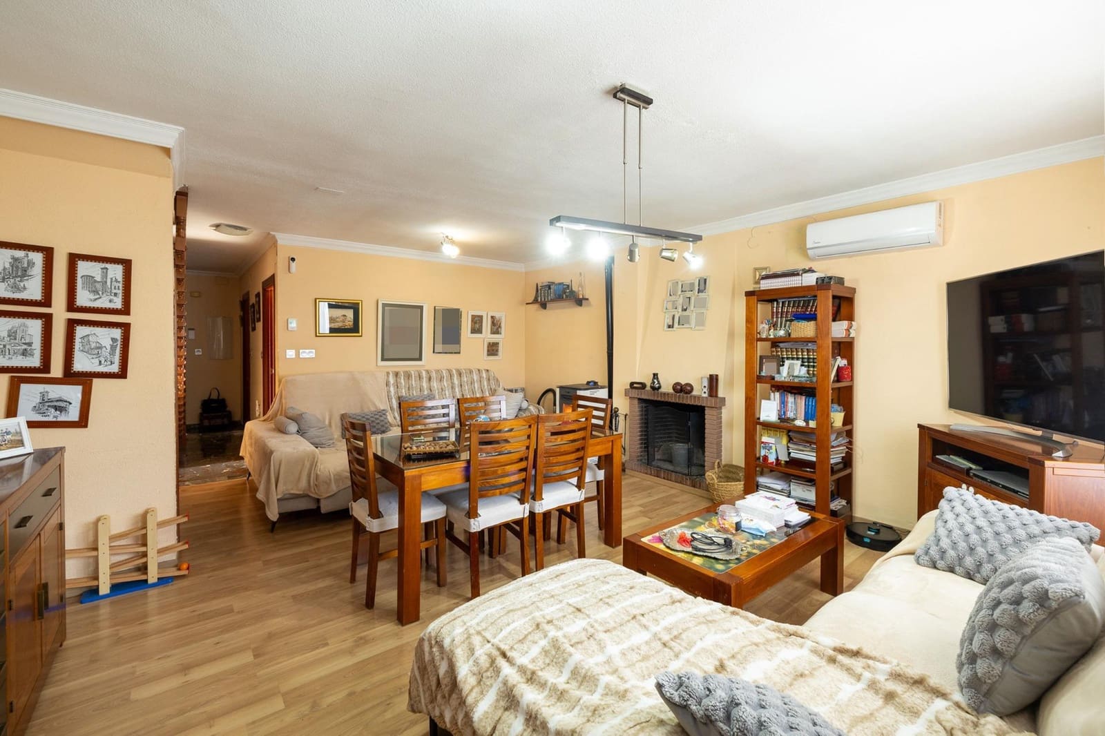 4 bedroom Semi-detached Villa for sale in Peligros with pool garage - € 420,000 (Ref: 9696331)