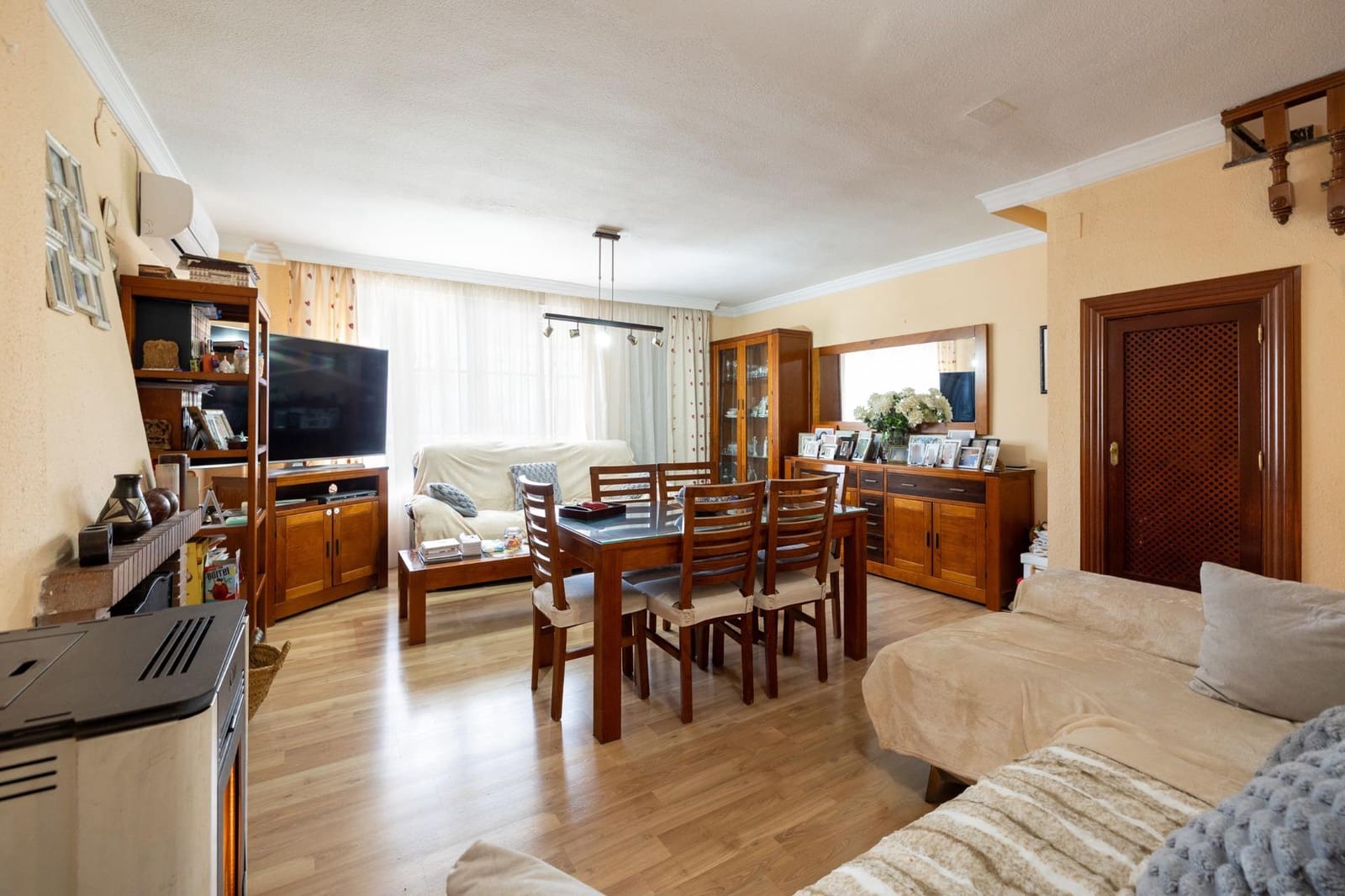 4 bedroom Semi-detached Villa for sale in Peligros with pool garage - € 420,000 (Ref: 9696331)