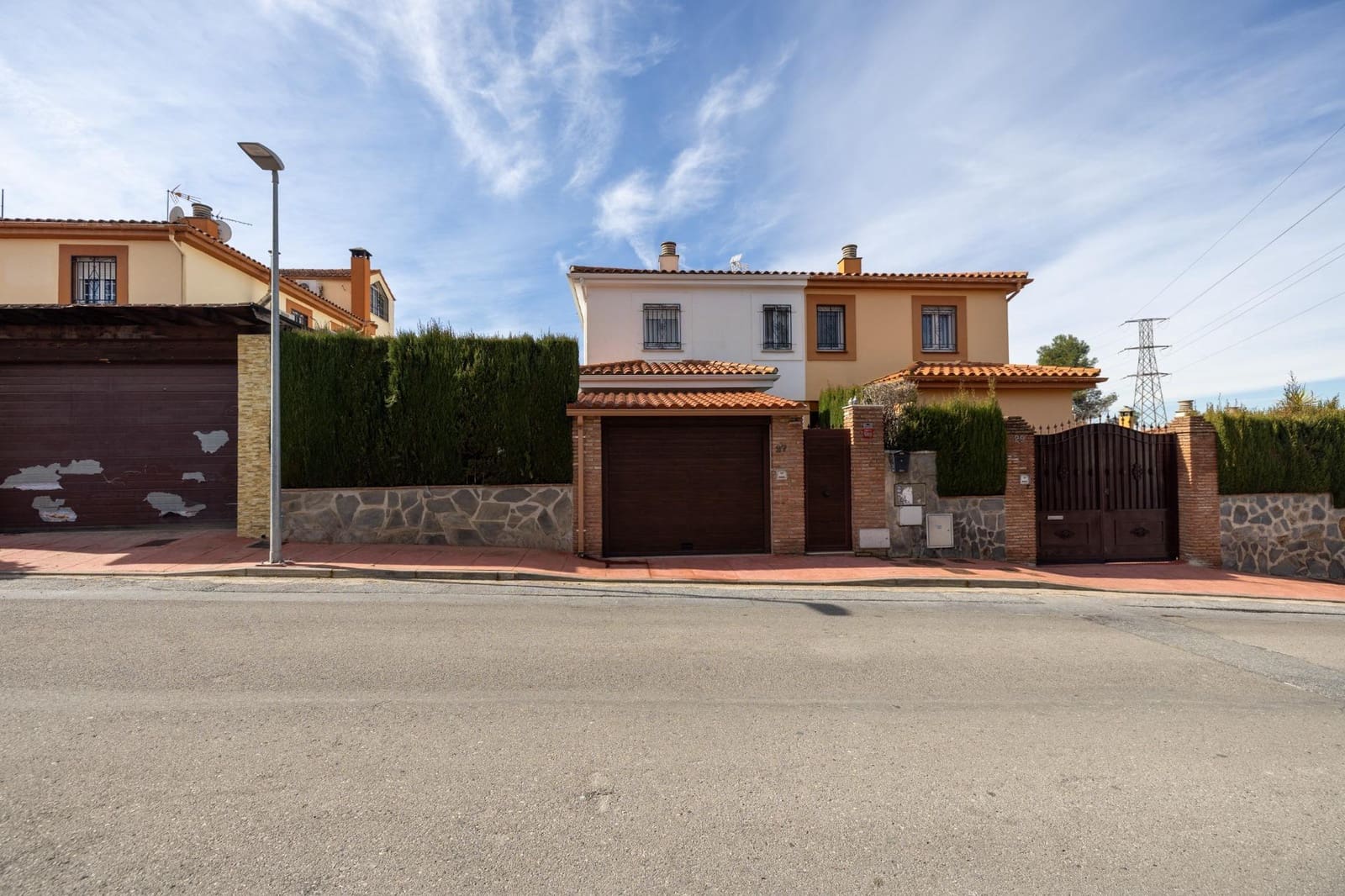 4 bedroom Semi-detached Villa for sale in Peligros with pool garage - € 420,000 (Ref: 9696331)