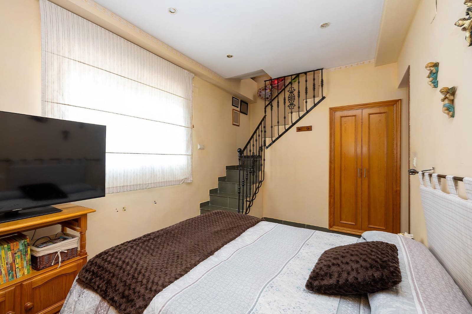 4 bedroom Semi-detached Villa for sale in Peligros with pool garage - € 420,000 (Ref: 9696331)