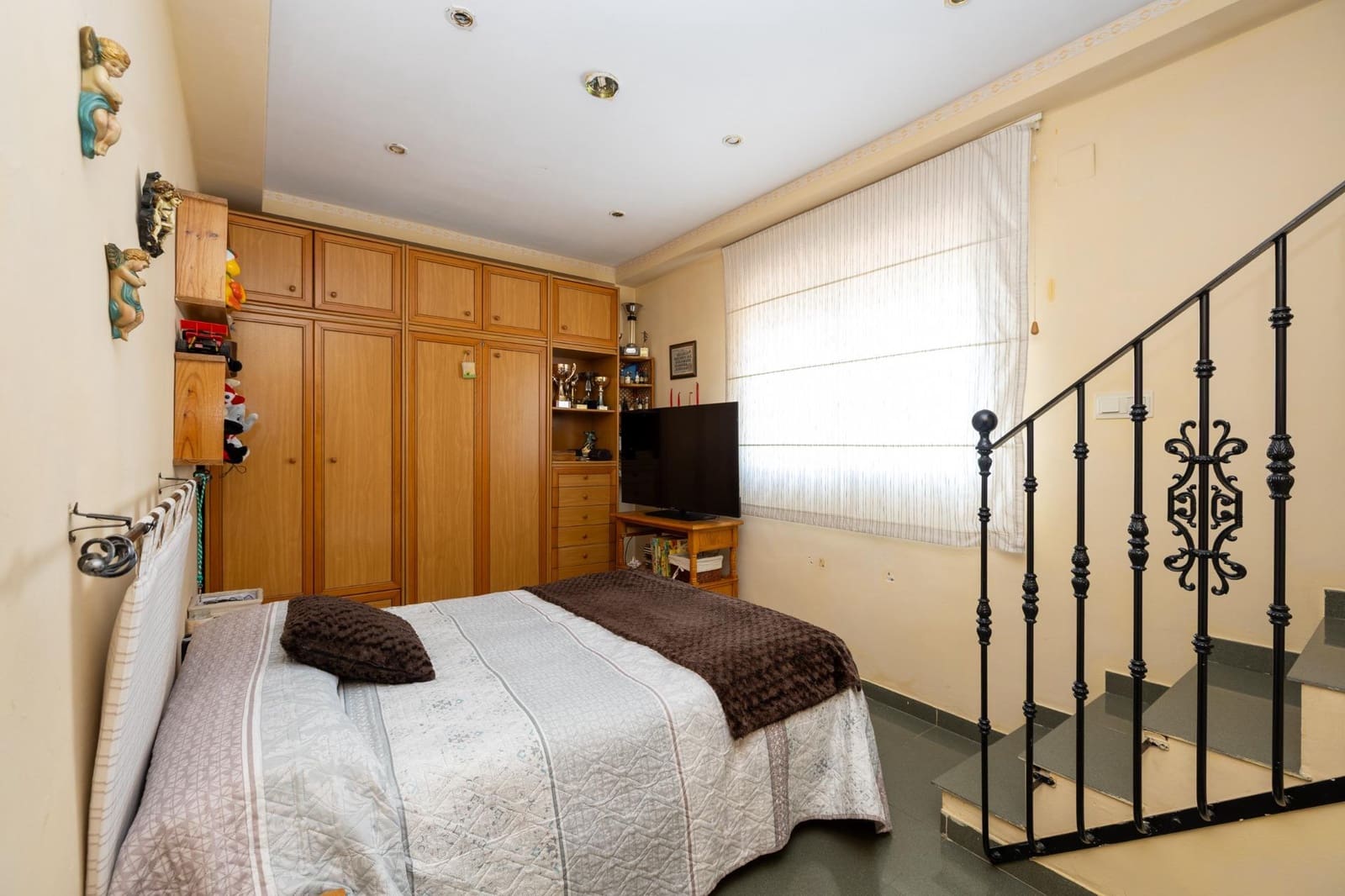 4 bedroom Semi-detached Villa for sale in Peligros with pool garage - € 420,000 (Ref: 9696331)