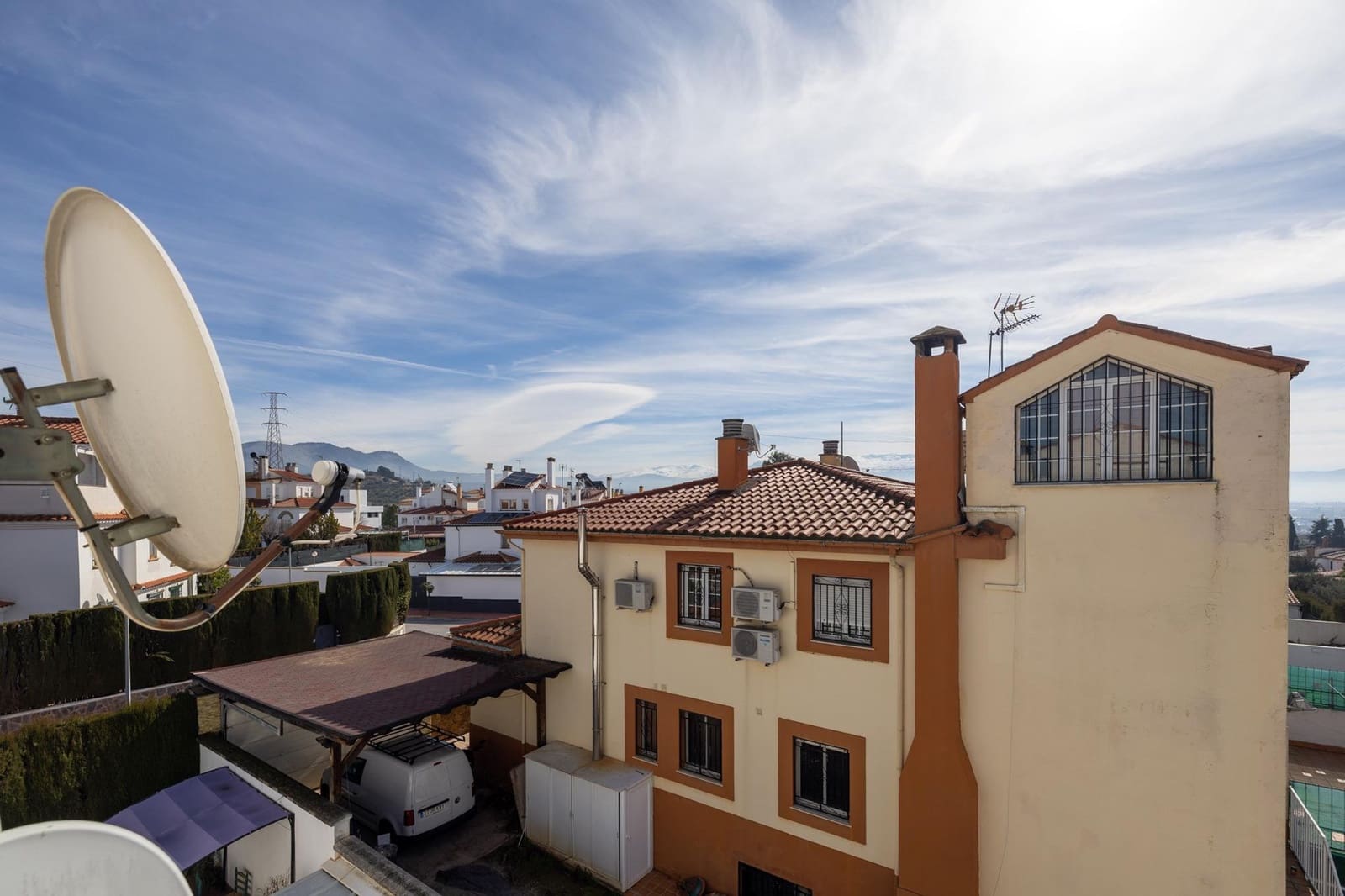 4 bedroom Semi-detached Villa for sale in Peligros with pool garage - € 420,000 (Ref: 9696331)