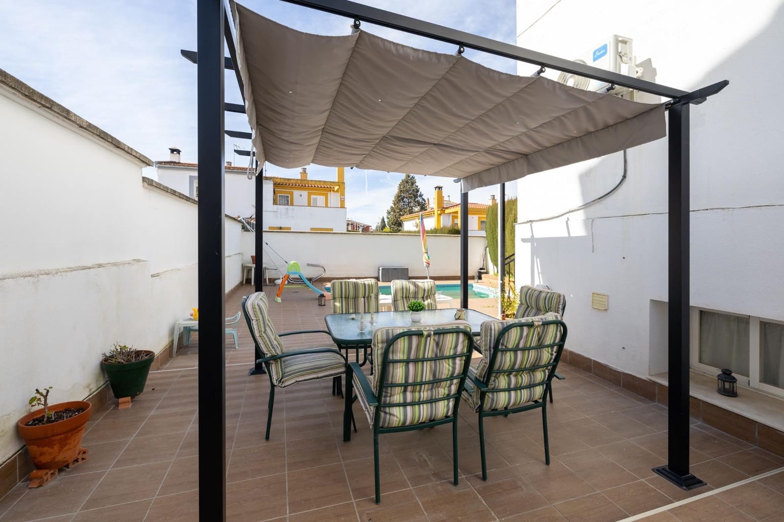 4 bedroom Semi-detached Villa for sale in Peligros with pool garage - € 420,000 (Ref: 9696331)