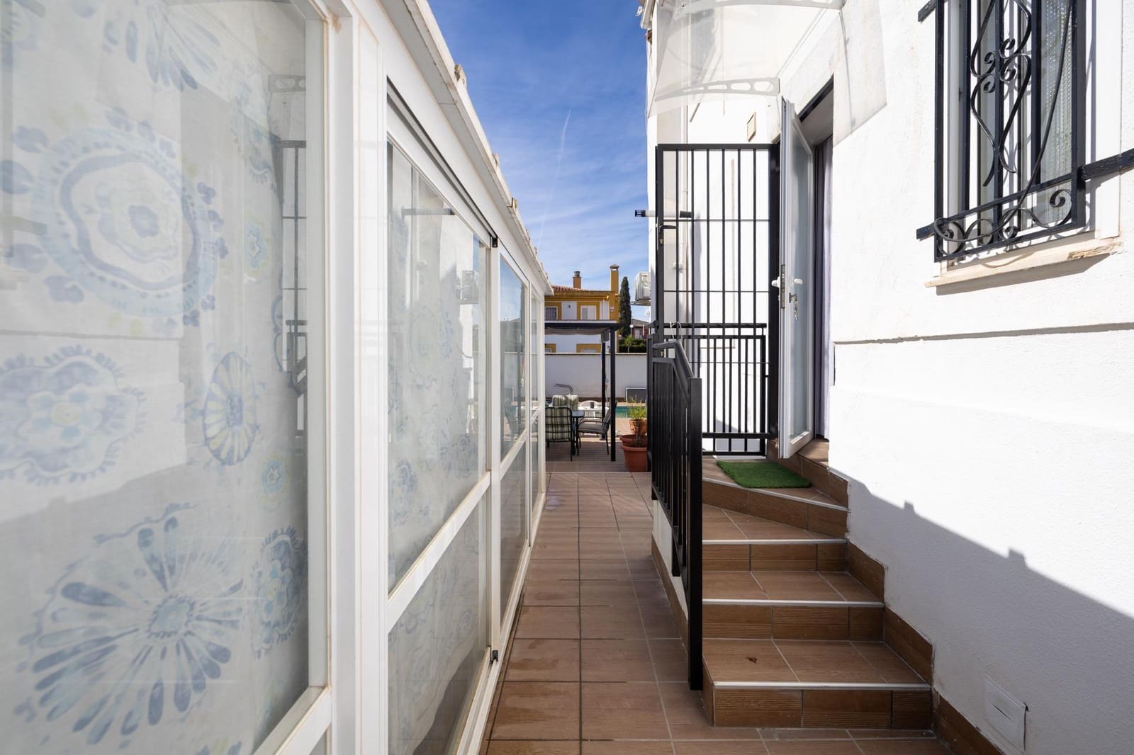 4 bedroom Semi-detached Villa for sale in Peligros with pool garage - € 420,000 (Ref: 9696331)