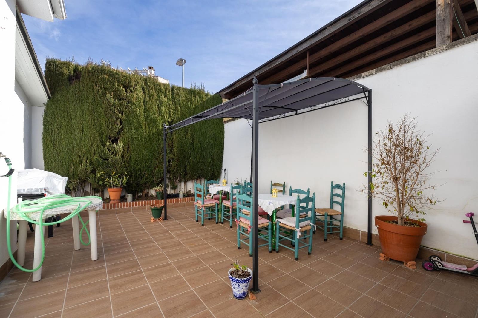 4 bedroom Semi-detached Villa for sale in Peligros with pool garage - € 420,000 (Ref: 9696331)