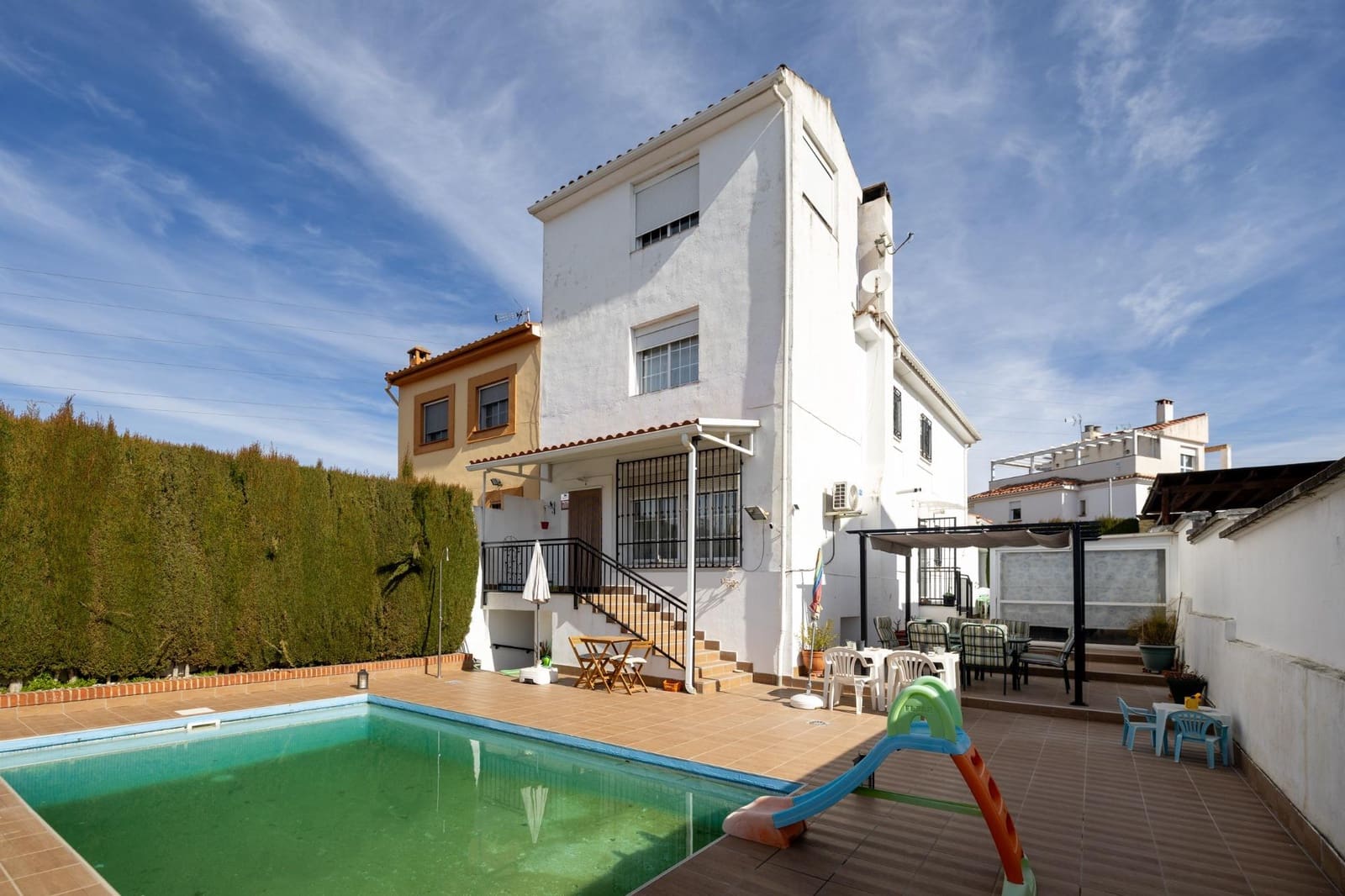4 bedroom Semi-detached Villa for sale in Peligros with pool garage - € 420,000 (Ref: 9696331)