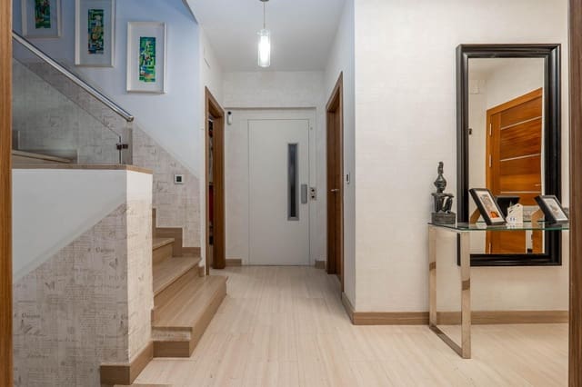 4 soveværelse Rækkehus til salg i Carretera de la Sierra, Granada by med garage - € 512.000 (Ref: 9702391)