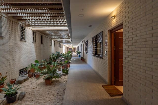 4 soveværelse Rækkehus til salg i Carretera de la Sierra, Granada by med garage - € 512.000 (Ref: 9702391)