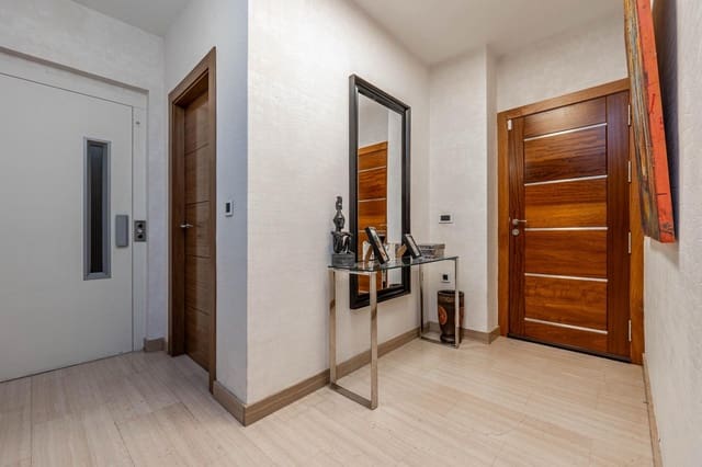 4 soveværelse Rækkehus til salg i Carretera de la Sierra, Granada by med garage - € 512.000 (Ref: 9702391)