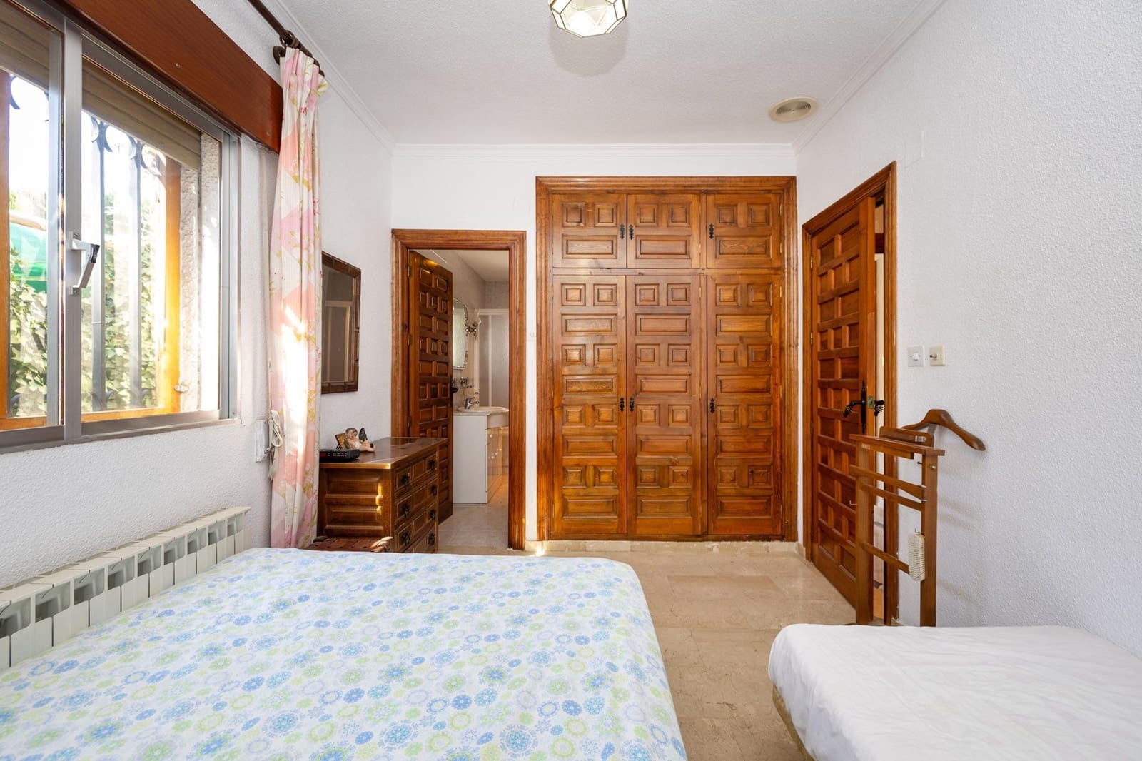 5 bedroom Villa for sale in Ogijares with pool garage - € 590,000 (Ref: 9702395)